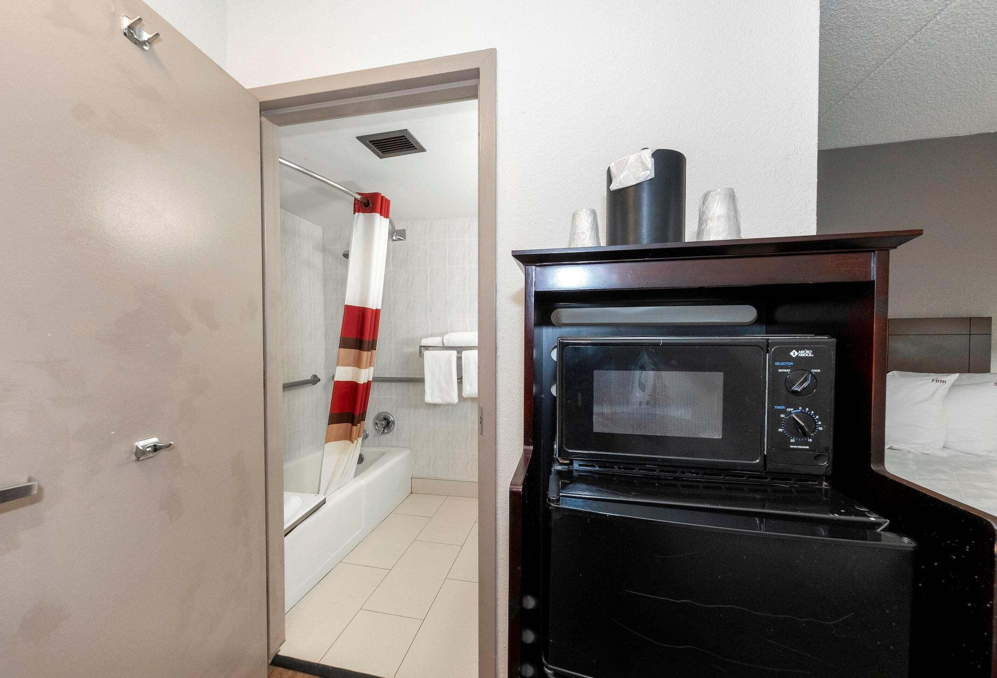 Red Roof Inn Plus Newark Liberty Airport - Картерет Экстерьер фото