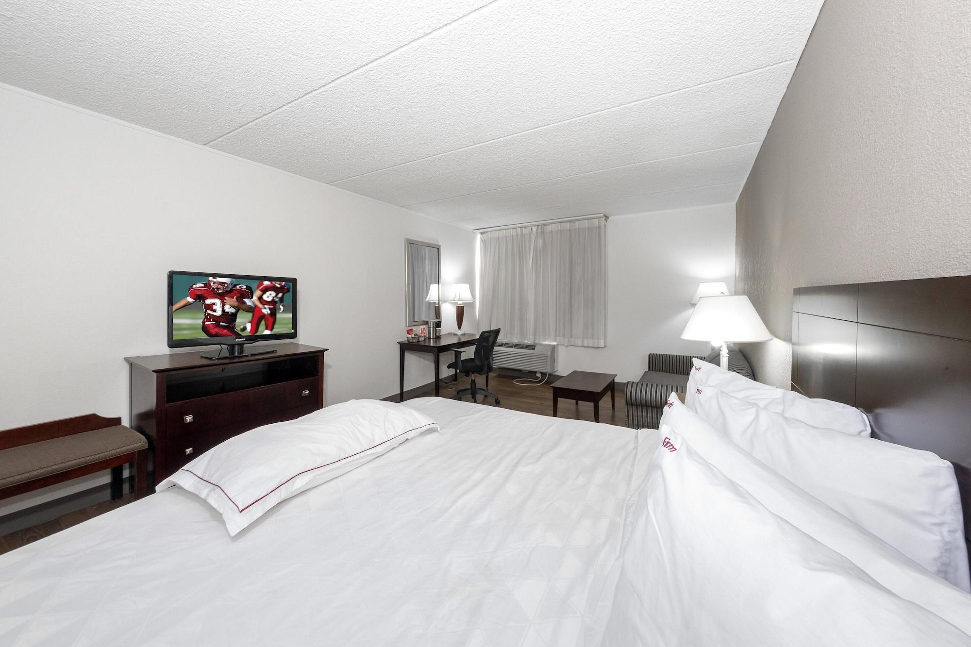 Red Roof Inn Plus Newark Liberty Airport - Картерет Экстерьер фото